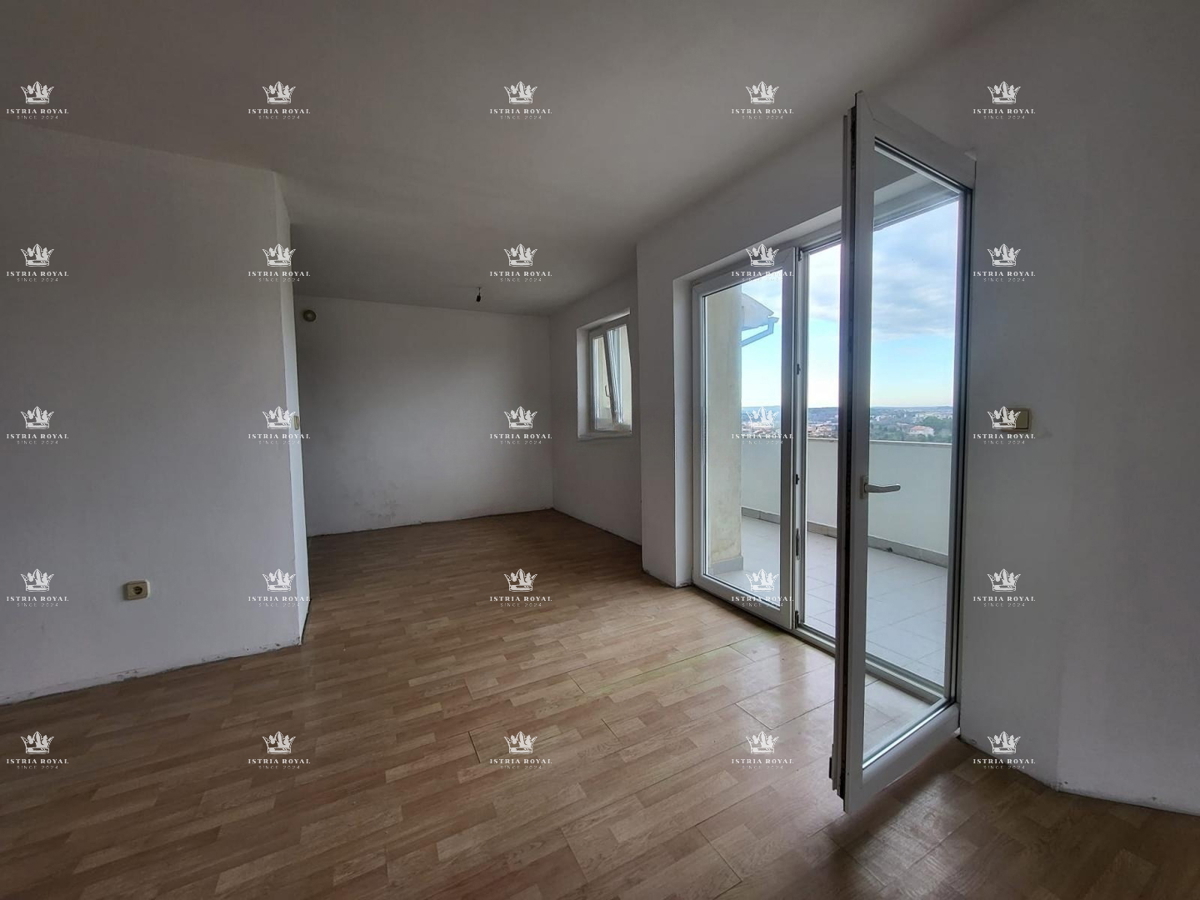 Istra, Pula, Vidikovac, prodaja trosobnega stanovanja za adaptacijo z odprtim pogledom na mesto.