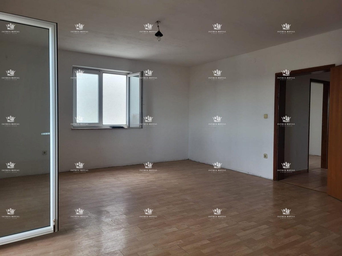 Istra, Pula, Vidikovac, prodaja trosobnega stanovanja za adaptacijo z odprtim pogledom na mesto.