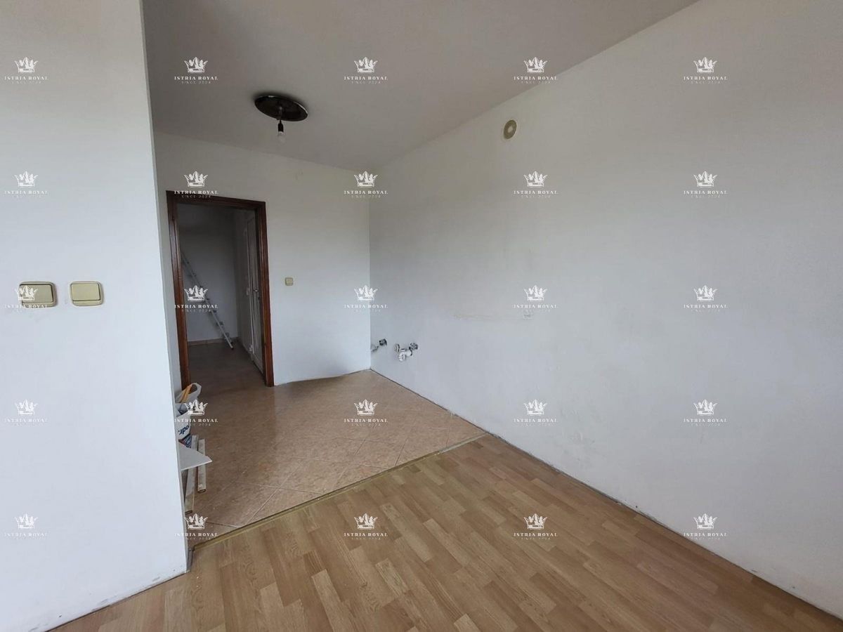 Istra, Pula, Vidikovac, prodaja trosobnega stanovanja za adaptacijo z odprtim pogledom na mesto.