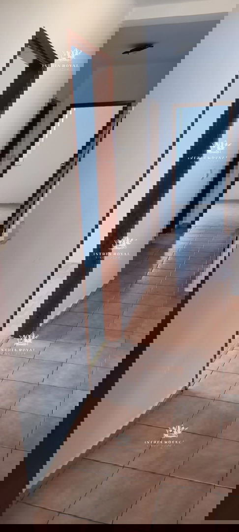 Istra, Pula, Vidikovac, prodaja trosobnega stanovanja za adaptacijo z odprtim pogledom na mesto.