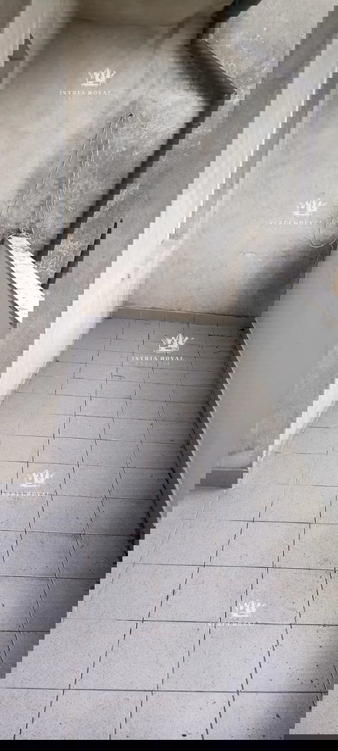 Istra, Pula, Vidikovac, prodaja trosobnega stanovanja za adaptacijo z odprtim pogledom na mesto.