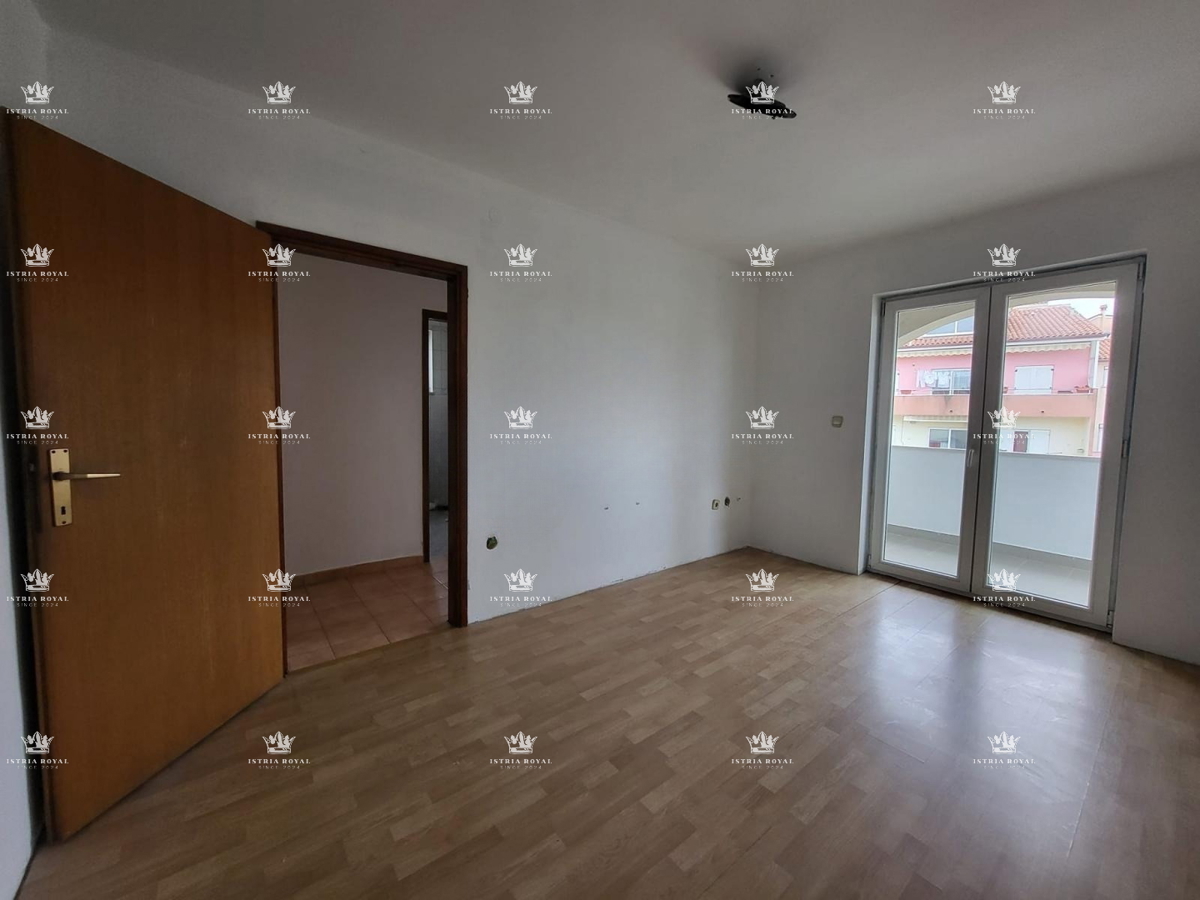 Istra, Pula, Vidikovac, prodaja trosobnega stanovanja za adaptacijo z odprtim pogledom na mesto.