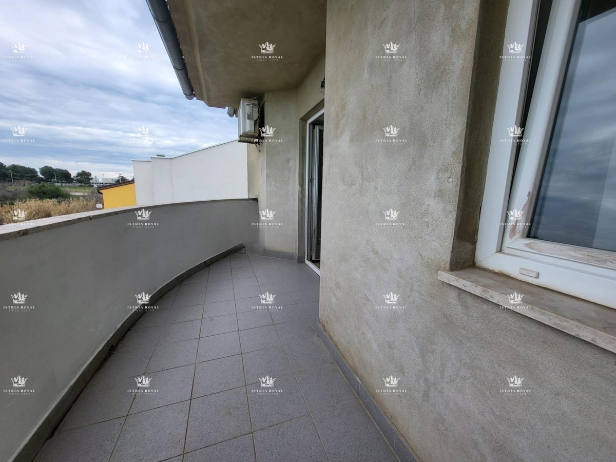 Istra, Pula, Vidikovac, prodaja trosobnega stanovanja za adaptacijo z odprtim pogledom na mesto.