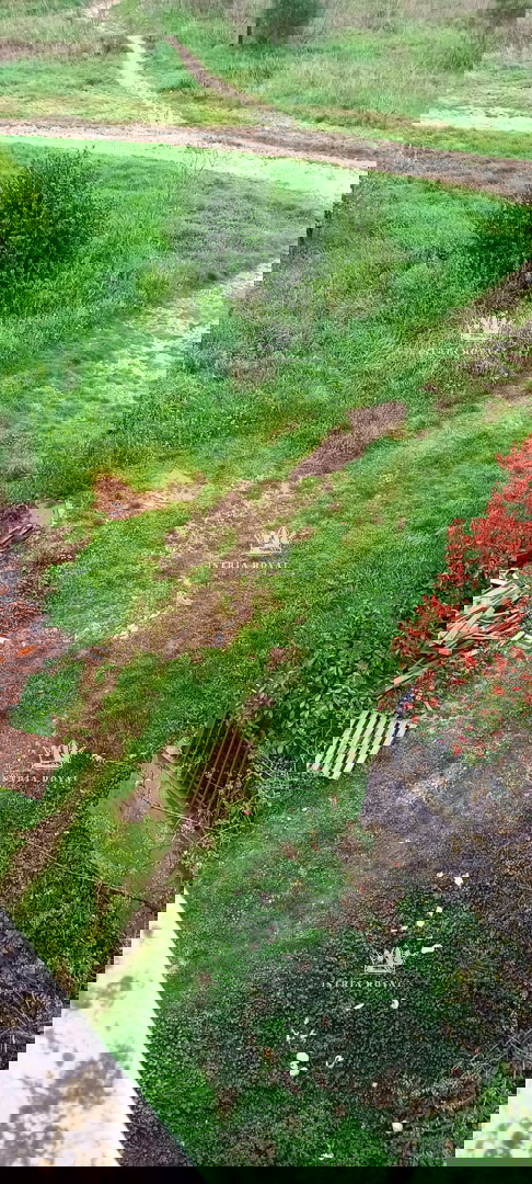 Istra, Pula, Vidikovac, prodaja trosobnega stanovanja za adaptacijo z odprtim pogledom na mesto.