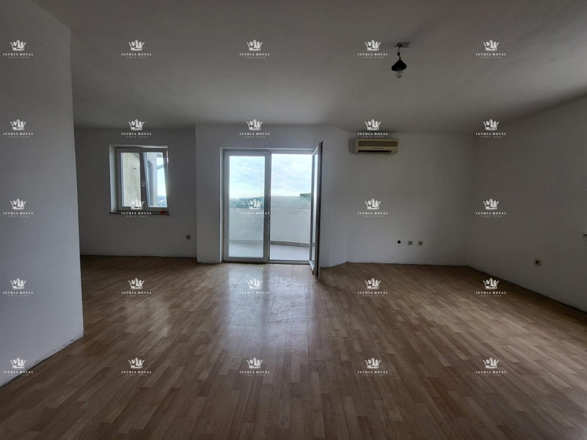 Istra, Pula, Vidikovac, prodaja trosobnega stanovanja za adaptacijo z odprtim pogledom na mesto.