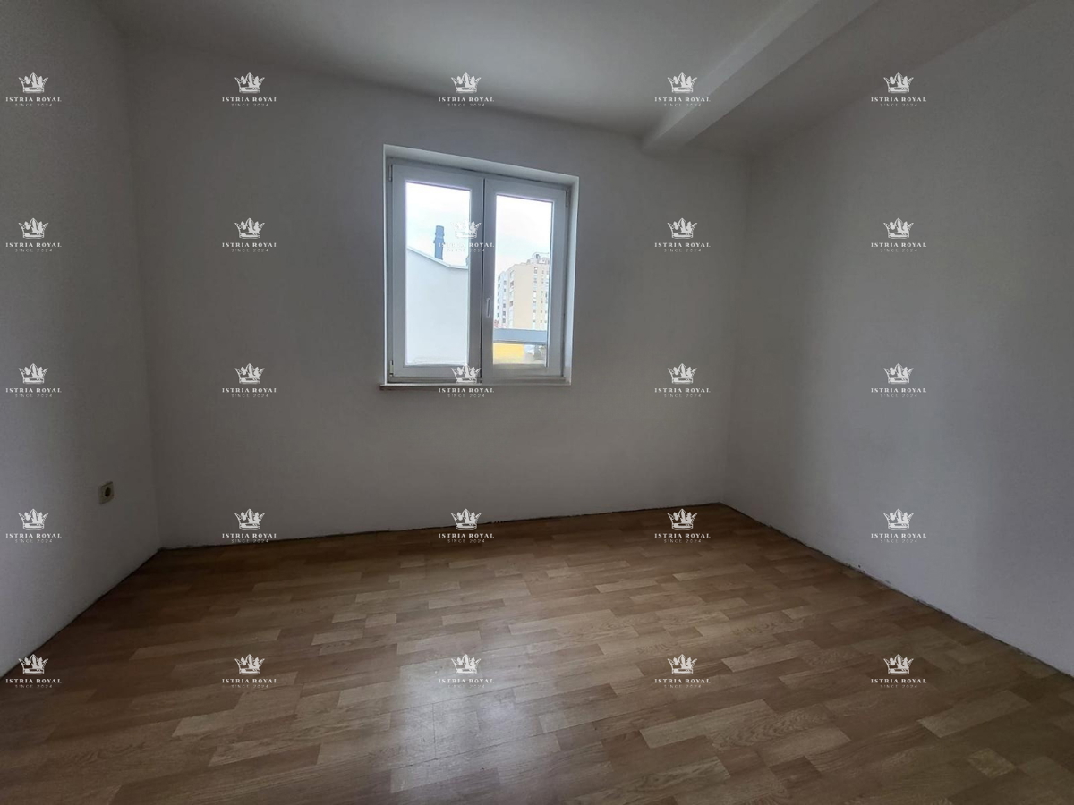 Istra, Pula, Vidikovac, prodaja trosobnega stanovanja za adaptacijo z odprtim pogledom na mesto.