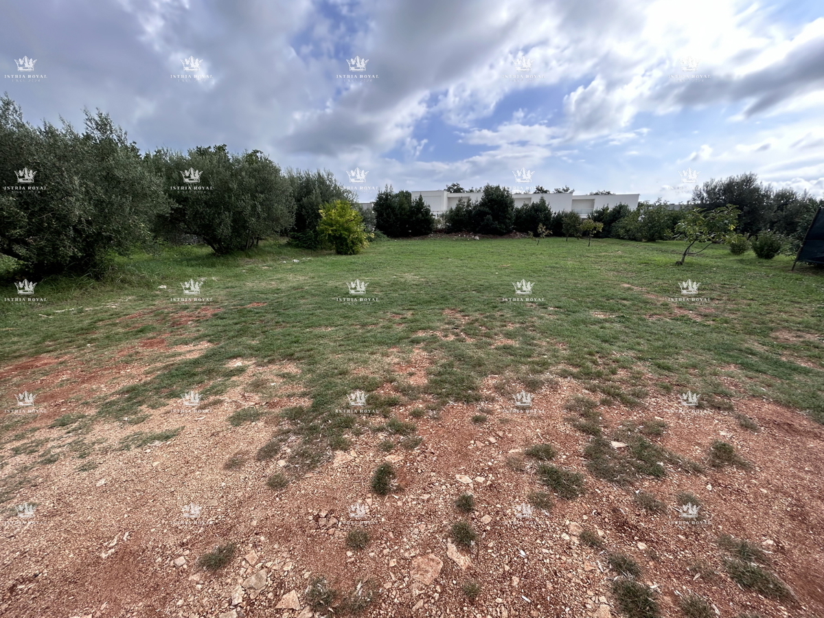 Istra, Zambratija, gradbena parcela 680 m2, plačane komunalne takse, projekt, gradbeno dovoljenje, elitni del naselja