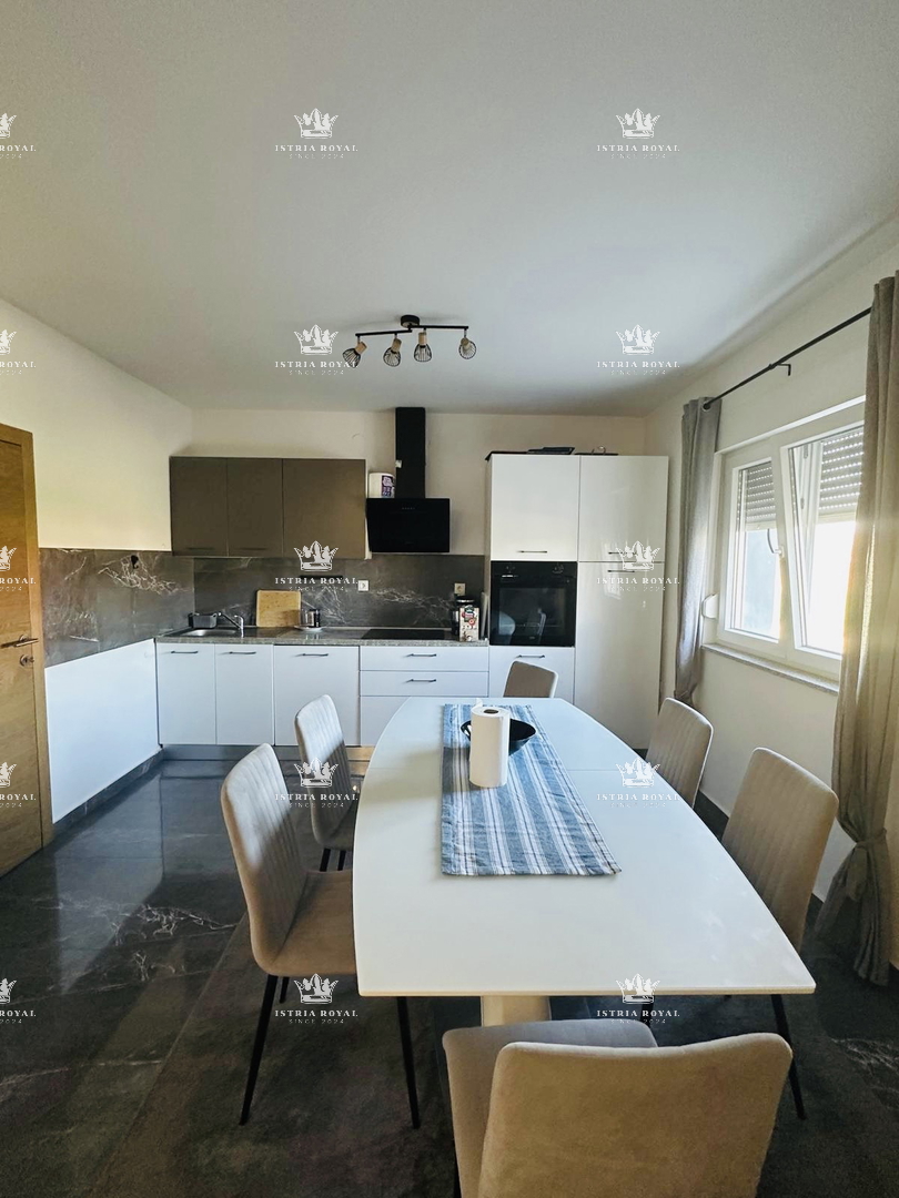 Slavonija, Vinkovci, Mirkovci, hiša 214 m2, dvorišče 488 m2, poletna kuhinja