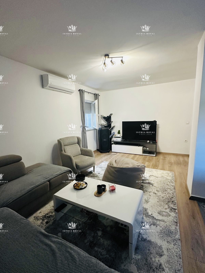 Slavonija, Vinkovci, Mirkovci, hiša 214 m2, dvorišče 488 m2, poletna kuhinja