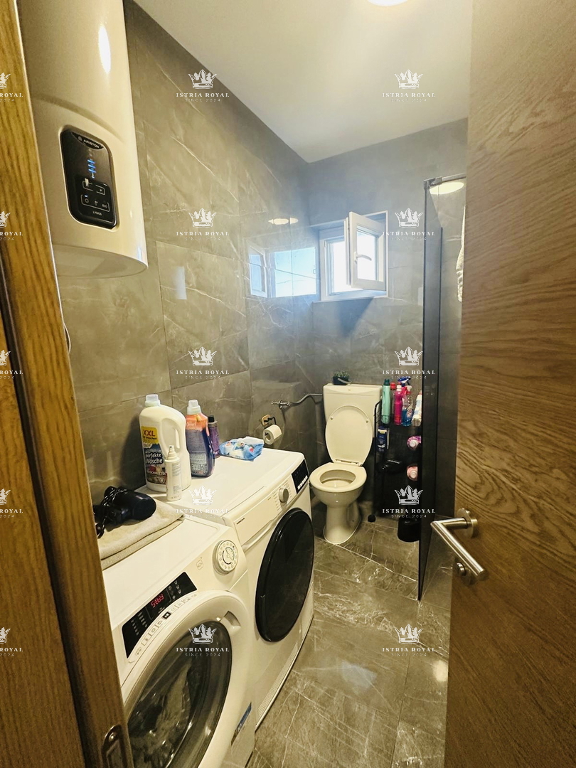 Slavonija, Vinkovci, Mirkovci, hiša 214 m2, dvorišče 488 m2, poletna kuhinja