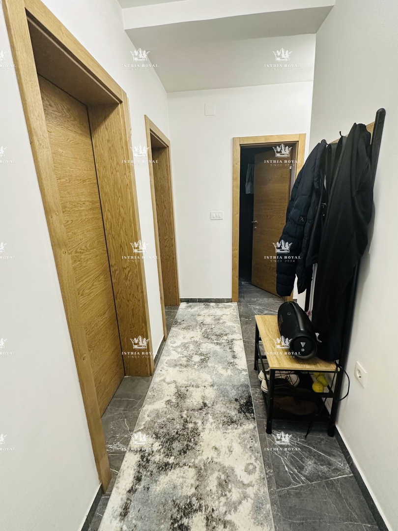 Slavonija, Vinkovci, Mirkovci, hiša 214 m2, dvorišče 488 m2, poletna kuhinja