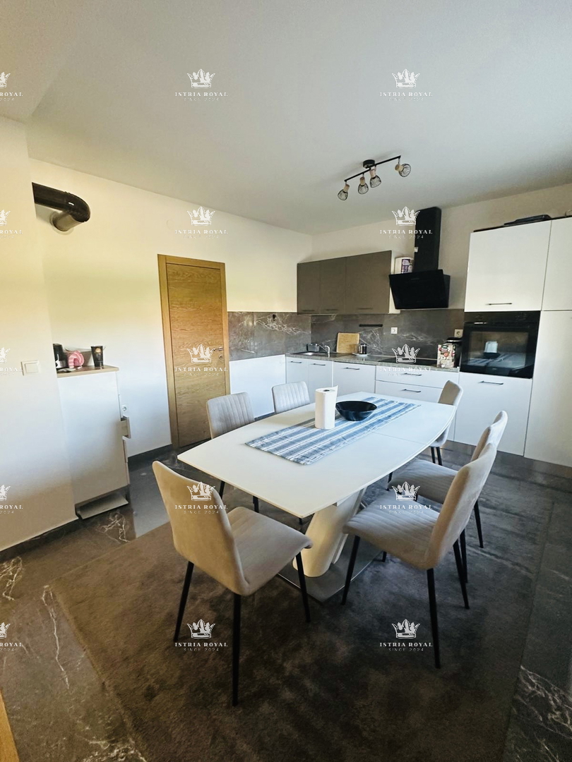 Slavonija, Vinkovci, Mirkovci, hiša 214 m2, dvorišče 488 m2, poletna kuhinja