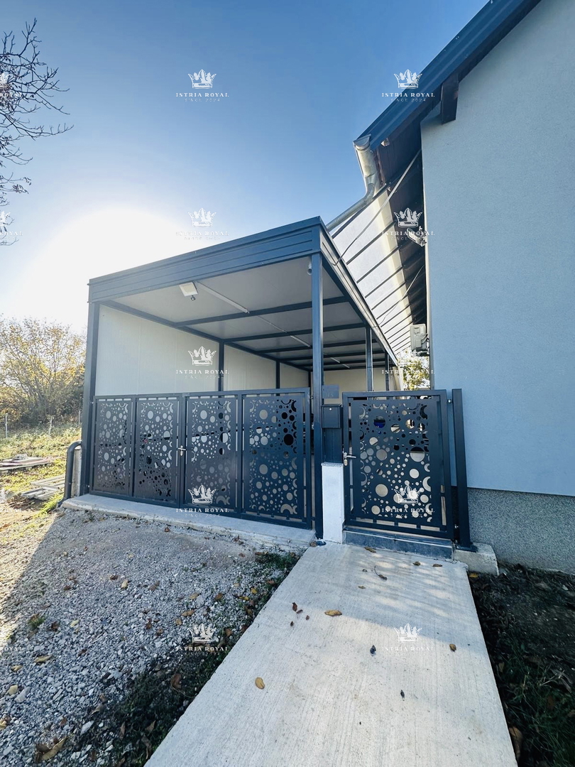 Slavonija, Vinkovci, Mirkovci, hiša 214 m2, dvorišče 488 m2, poletna kuhinja