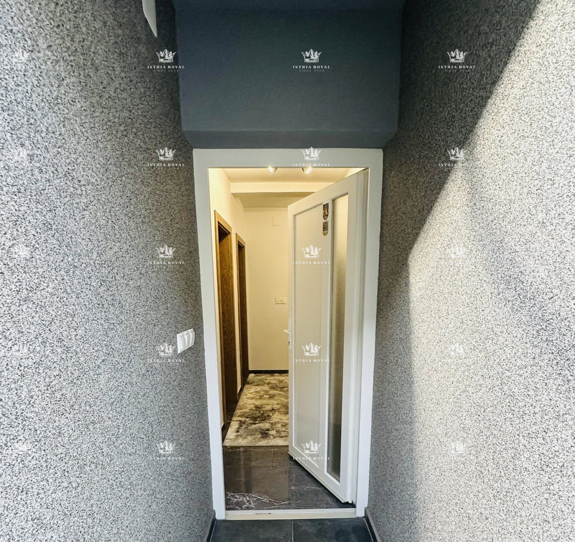 Slavonija, Vinkovci, Mirkovci, hiša 214 m2, dvorišče 488 m2, poletna kuhinja