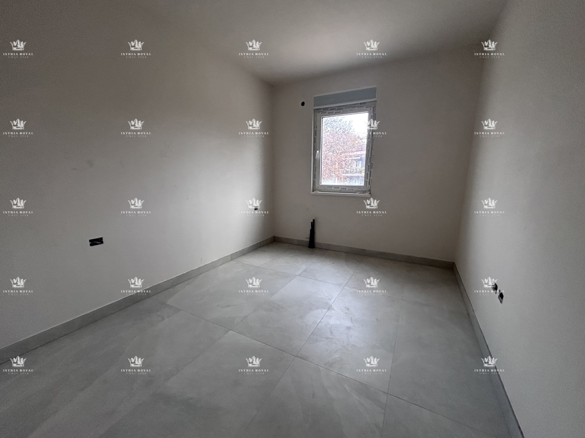 Istra, Umag, stanovanje 89 m2, 3 sobe + dnevna soba, garaža, shramba, bazen, pritličje