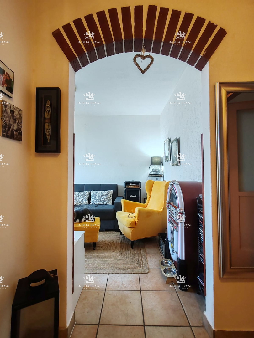 Stanovanje z dvema spalnicama in veliko teraso, Pula, Kaštanjer