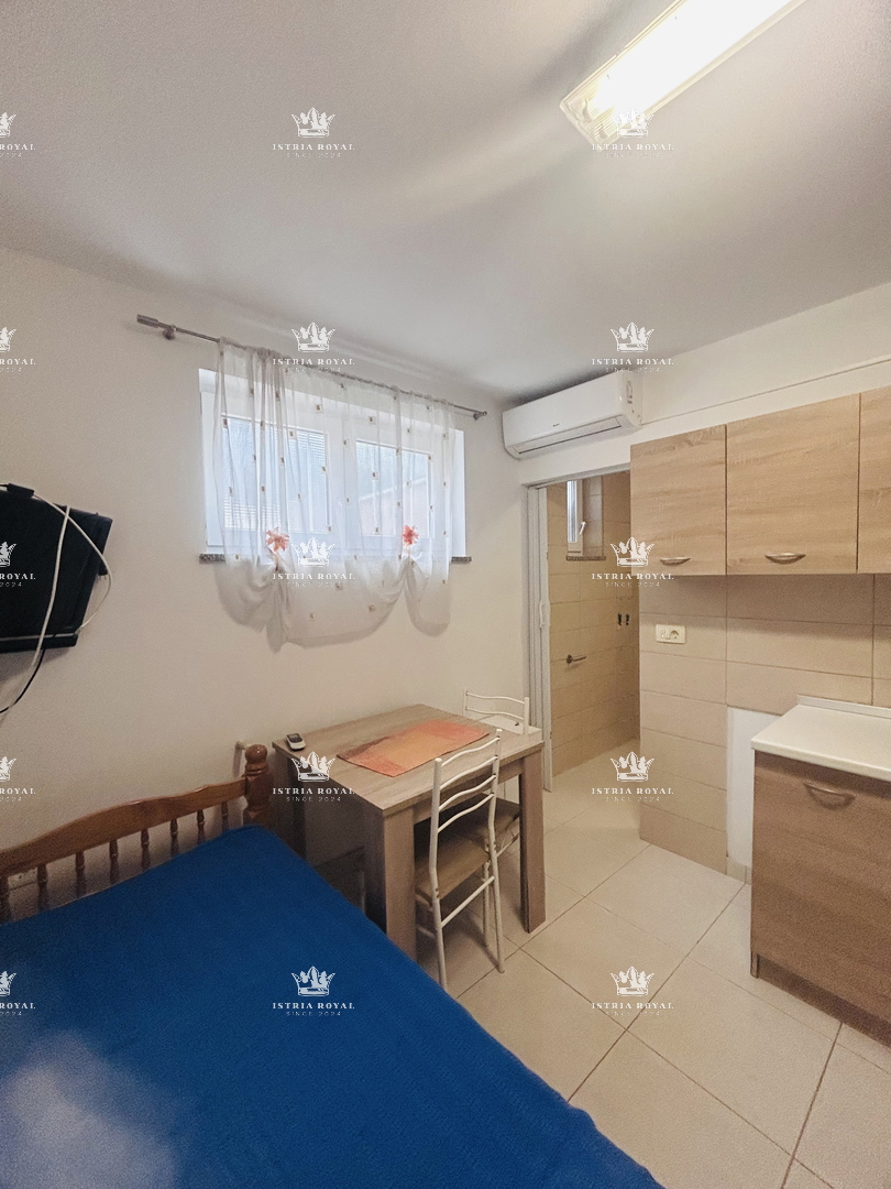 Istra, Umag, stanovanje 65 m2, 1 klet + dnevna soba, plus garsonjera 16 m2 v kleti, dvorišče 79 m2, 2 parkirni mesti 38 m2, etažirano, urejeni papirji, pogled na morje