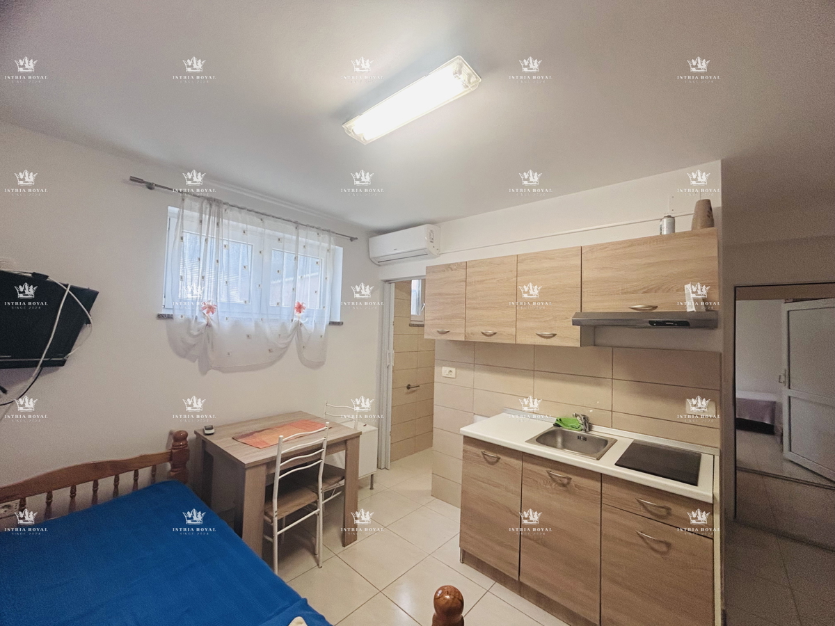 Istra, Umag, stanovanje 65 m2, 1 klet + dnevna soba, plus garsonjera 16 m2 v kleti, dvorišče 79 m2, 2 parkirni mesti 38 m2, etažirano, urejeni papirji, pogled na morje