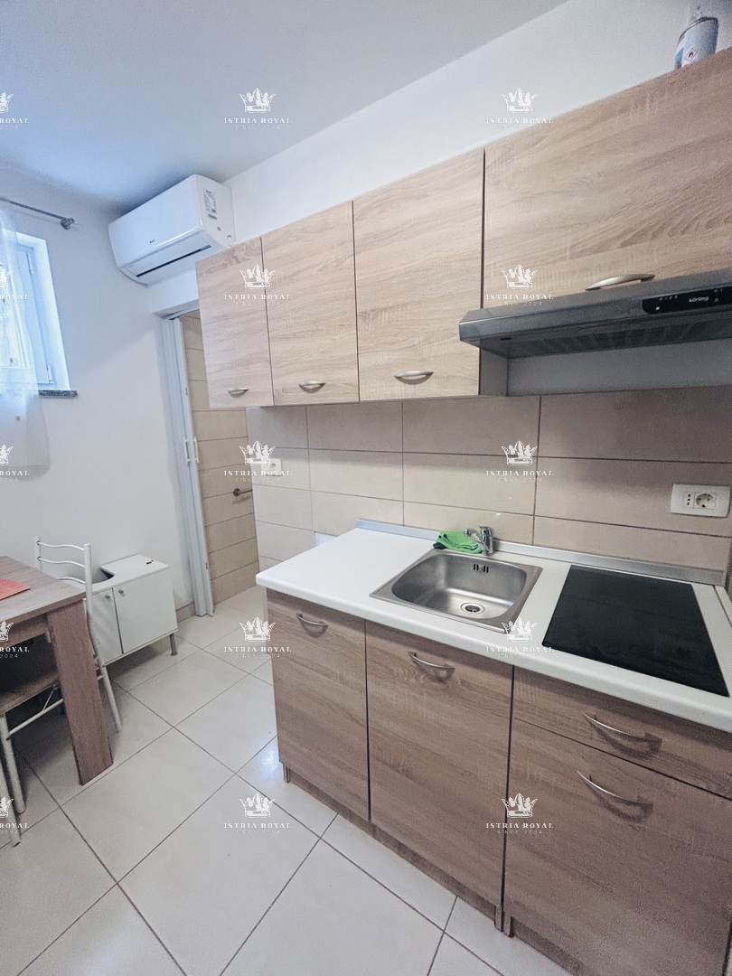 Istra, Umag, stanovanje 65 m2, 1 klet + dnevna soba, plus garsonjera 16 m2 v kleti, dvorišče 79 m2, 2 parkirni mesti 38 m2, etažirano, urejeni papirji, pogled na morje