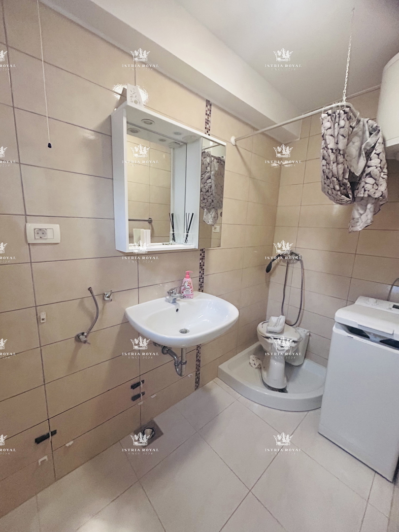 Istra, Umag, stanovanje 65 m2, 1 klet + dnevna soba, plus garsonjera 16 m2 v kleti, dvorišče 79 m2, 2 parkirni mesti 38 m2, etažirano, urejeni papirji, pogled na morje