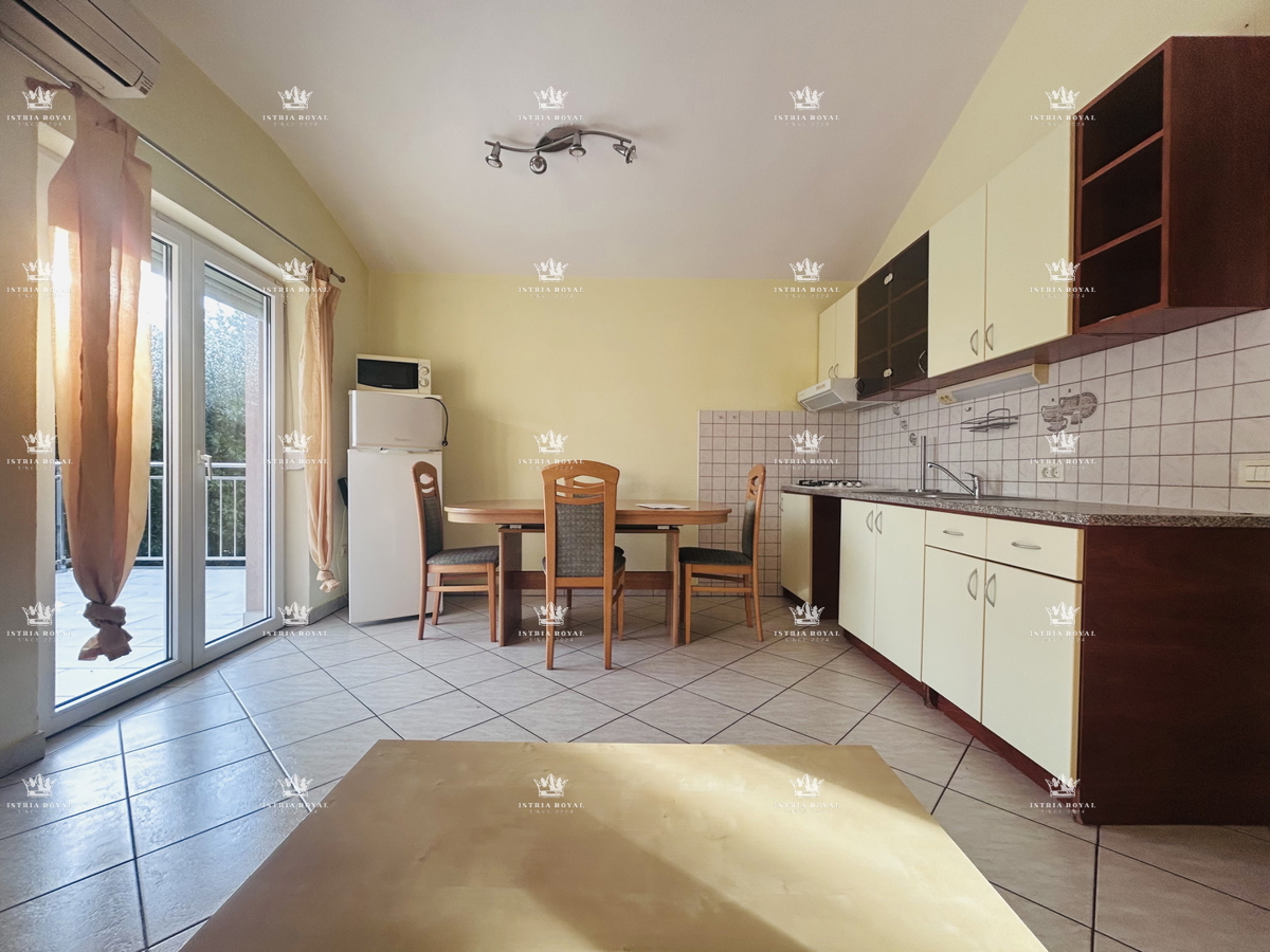 Istra, Umag, stanovanje 65 m2, 1 klet + dnevna soba, plus garsonjera 16 m2 v kleti, dvorišče 79 m2, 2 parkirni mesti 38 m2, etažirano, urejeni papirji, pogled na morje