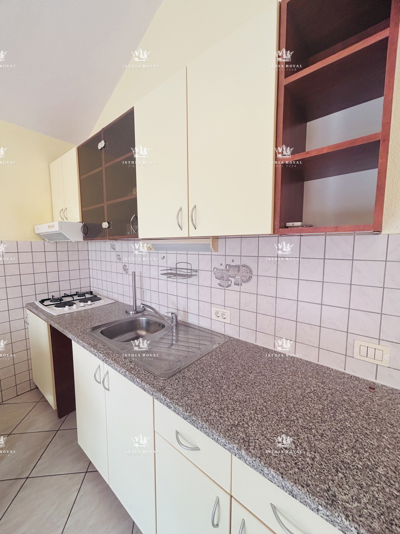 Istra, Umag, stanovanje 65 m2, 1 klet + dnevna soba, plus garsonjera 16 m2 v kleti, dvorišče 79 m2, 2 parkirni mesti 38 m2, etažirano, urejeni papirji, pogled na morje