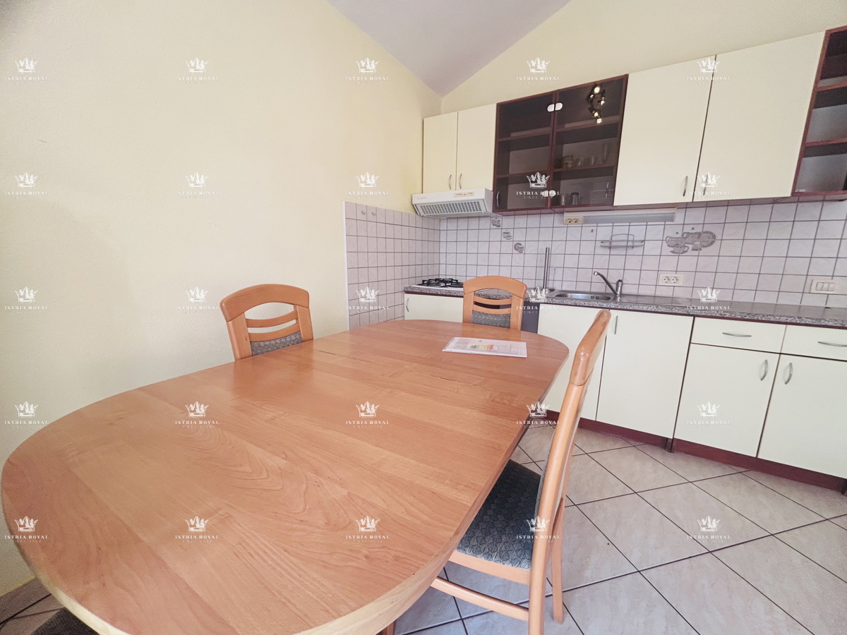 Istra, Umag, stanovanje 65 m2, 1 klet + dnevna soba, plus garsonjera 16 m2 v kleti, dvorišče 79 m2, 2 parkirni mesti 38 m2, etažirano, urejeni papirji, pogled na morje