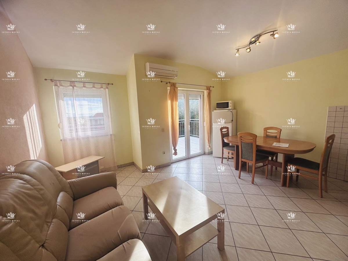 Istra, Umag, stanovanje 65 m2, 1 klet + dnevna soba, plus garsonjera 16 m2 v kleti, dvorišče 79 m2, 2 parkirni mesti 38 m2, etažirano, urejeni papirji, pogled na morje