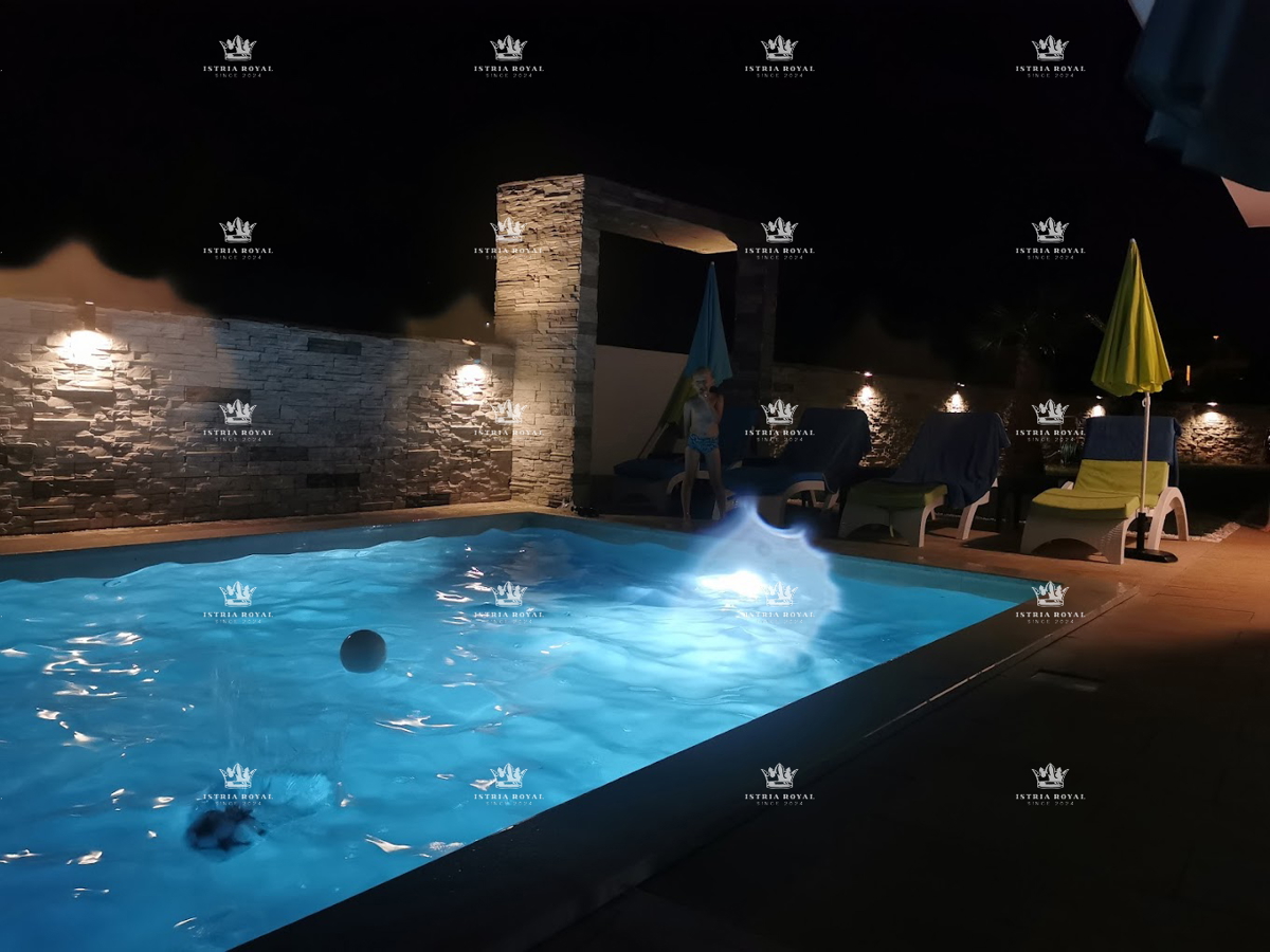Vila v Medulinu na prodaj s 6 stanovanj – Novogradnja s bazenom in bližino plaže, idealno za naložbo, Pula, Istra.