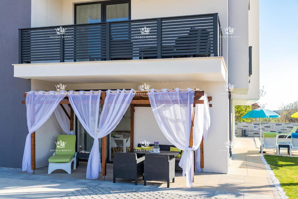 Vila v Medulinu na prodaj s 6 stanovanj – Novogradnja s bazenom in bližino plaže, idealno za naložbo, Pula, Istra.