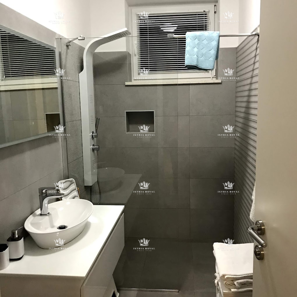 Vila v Medulinu na prodaj s 6 stanovanj – Novogradnja s bazenom in bližino plaže, idealno za naložbo, Pula, Istra.