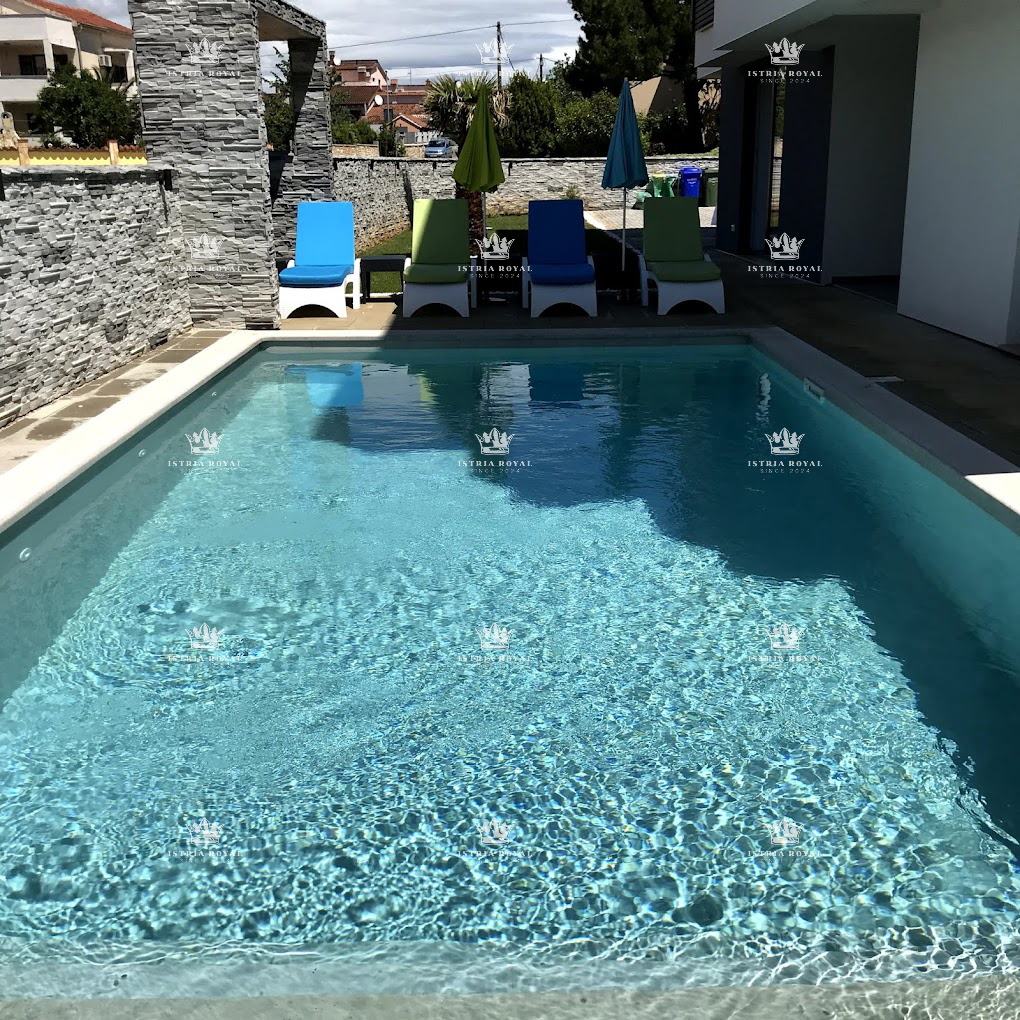 Vila v Medulinu na prodaj s 6 stanovanj – Novogradnja s bazenom in bližino plaže, idealno za naložbo, Pula, Istra.