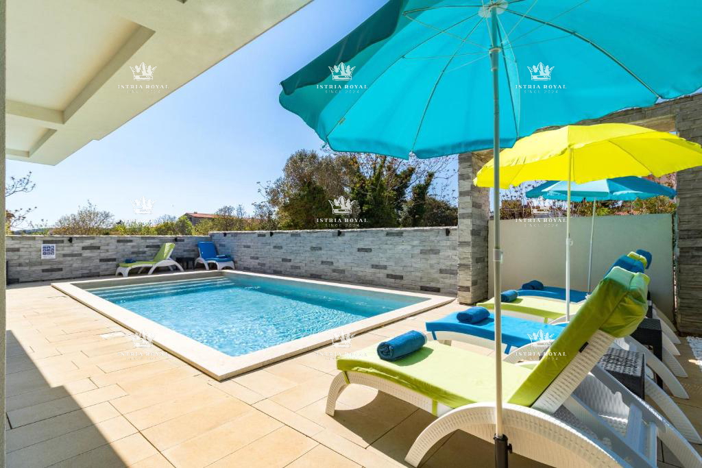 Vila v Medulinu na prodaj s 6 stanovanj – Novogradnja s bazenom in bližino plaže, idealno za naložbo, Pula, Istra.