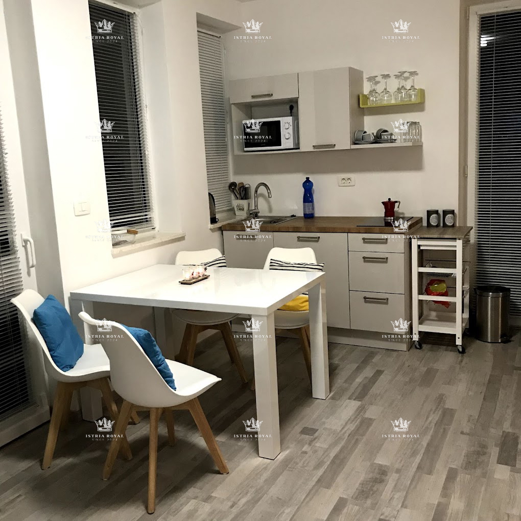 Vila v Medulinu na prodaj s 6 stanovanj – Novogradnja s bazenom in bližino plaže, idealno za naložbo, Pula, Istra.