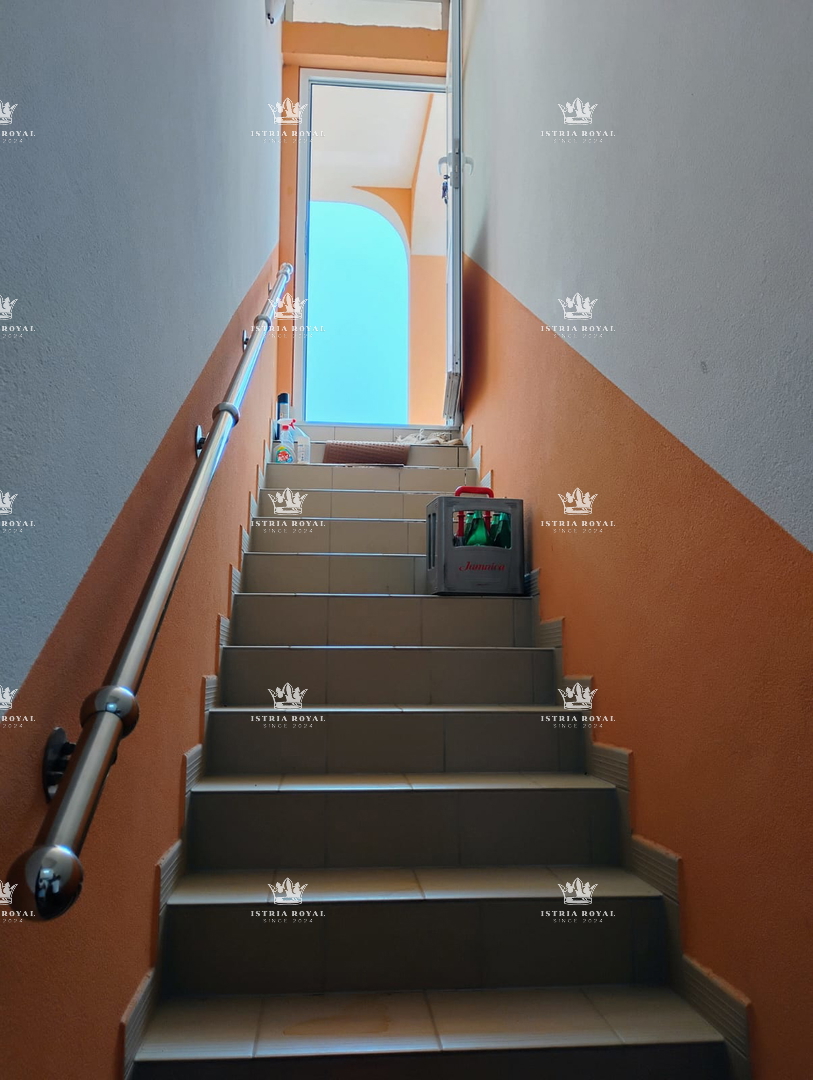 Prodaja stanovanjske enote – pritličje z vrtom, shrambnim prostorom in pravico lastništva, Istra, Pula, Ližnjan.