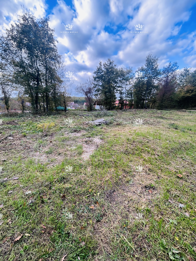 Istra, Karojba – Gradbeno zemljišče 1450 m² s projektom in gradbenim dovoljenjem