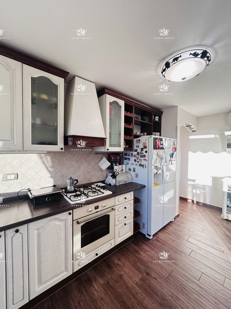 Luksuzni penthouse v Novigradu – 102 m² + terasa s pogledom na morje, 2 parkirni mesti