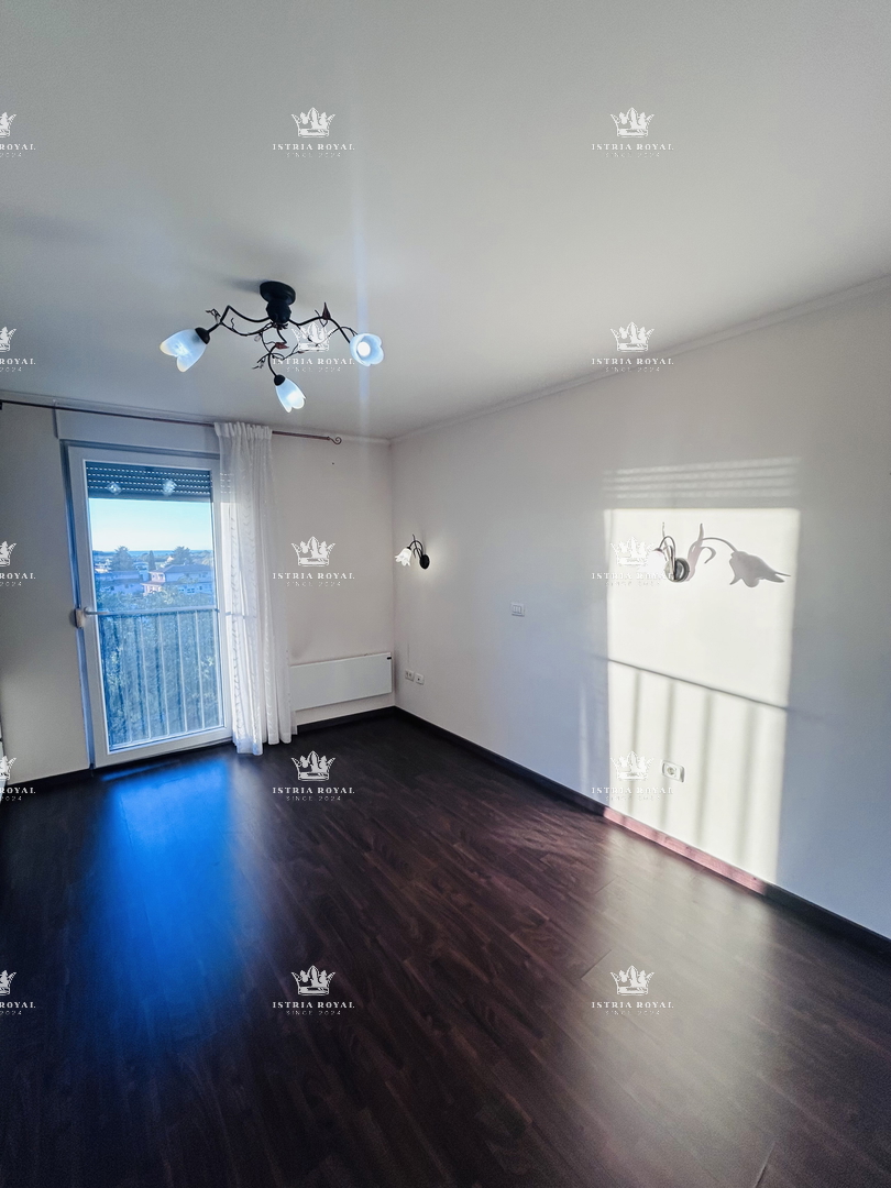 Luksuzni penthouse v Novigradu – 102 m² + terasa s pogledom na morje, 2 parkirni mesti