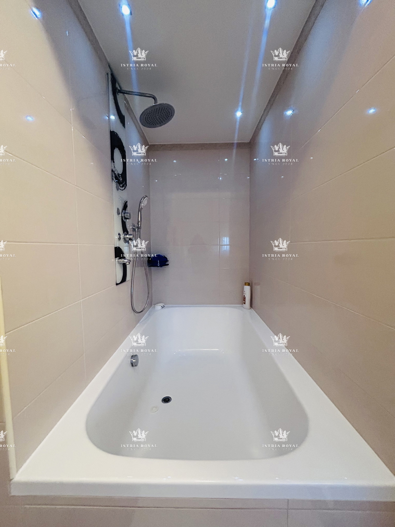 Luksuzni penthouse v Novigradu – 102 m² + terasa s pogledom na morje, 2 parkirni mesti