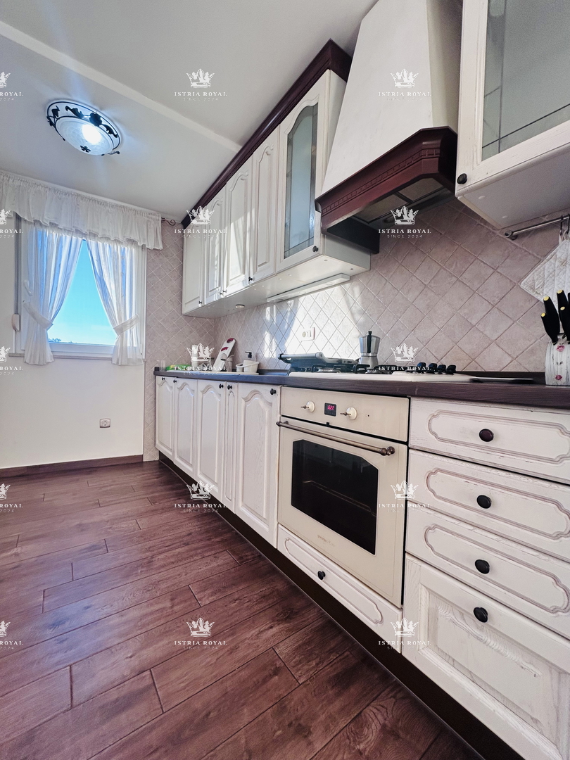 Luksuzni penthouse v Novigradu – 102 m² + terasa s pogledom na morje, 2 parkirni mesti