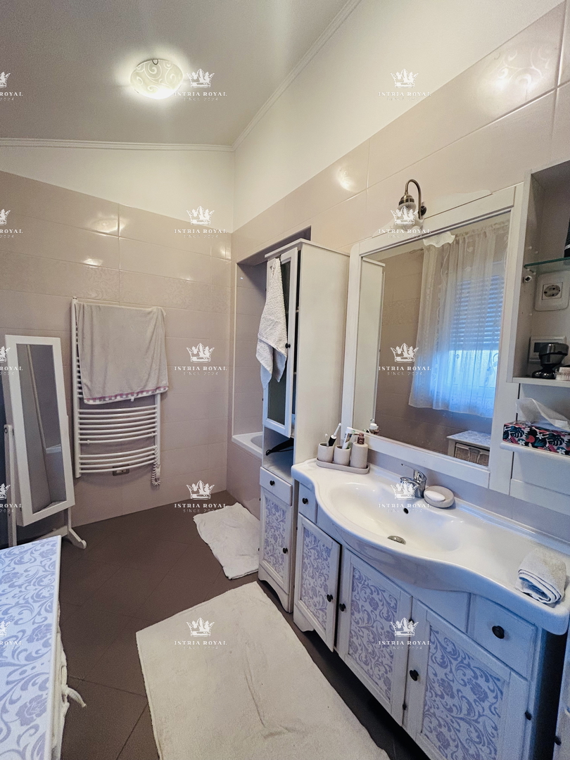 Luksuzni penthouse v Novigradu – 102 m² + terasa s pogledom na morje, 2 parkirni mesti