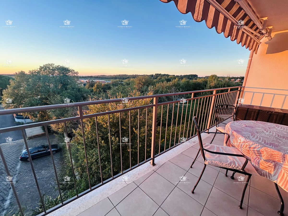 Luksuzni penthouse v Novigradu – 102 m² + terasa s pogledom na morje, 2 parkirni mesti