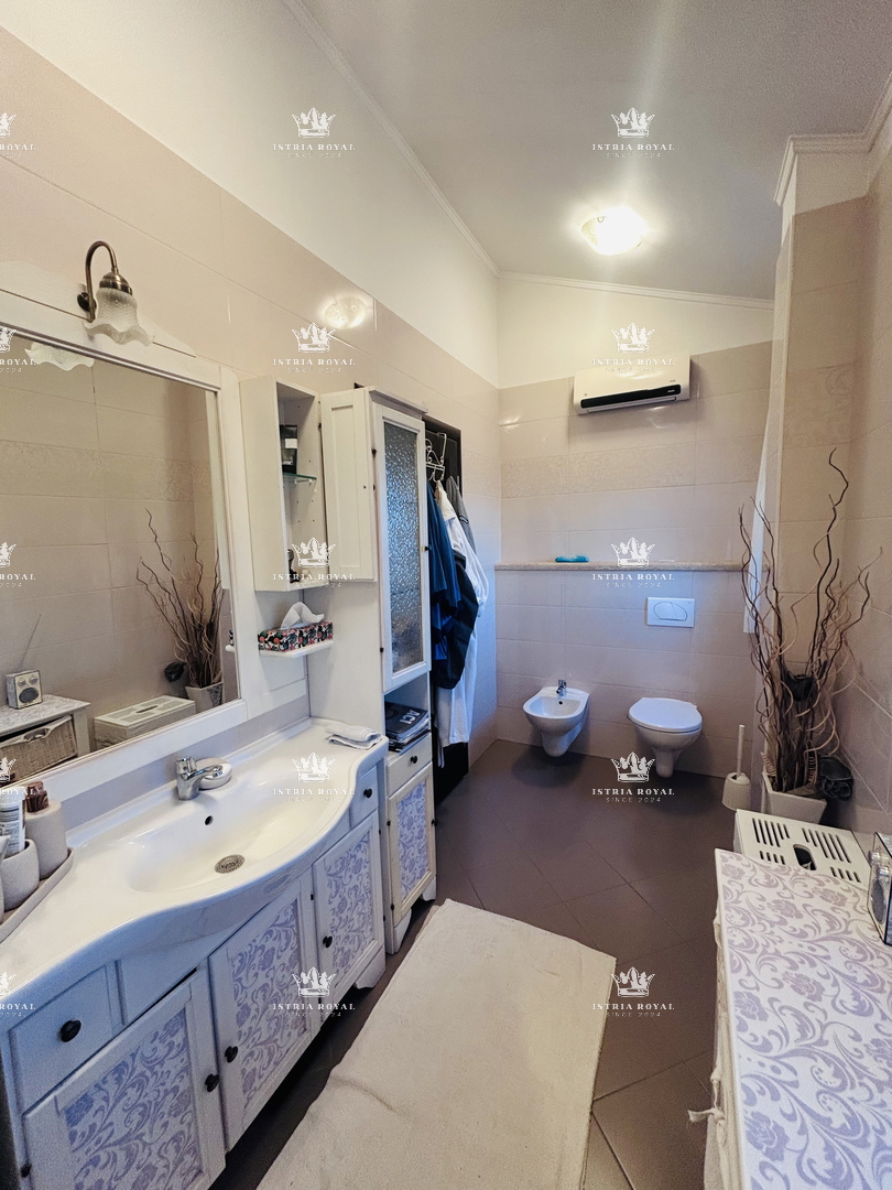 Luksuzni penthouse v Novigradu – 102 m² + terasa s pogledom na morje, 2 parkirni mesti