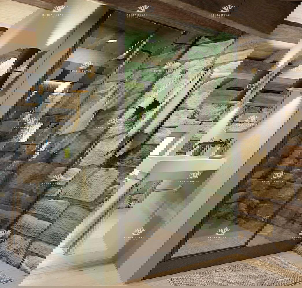 Istra, Kastelir, Rojci, obnovljena stara istrska hiša 183 m2 z bazenom, zemljišče 153 m2, pogled na morje, vinska klet, savna