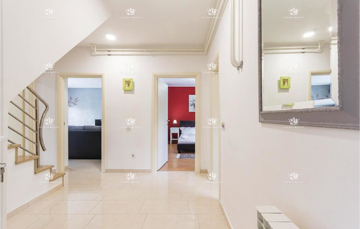 Na prodaj – Družinska hiša s bazenom v Pulju, Valdebek – 220 m² bivalne površine + 400 m² zemljišča!
