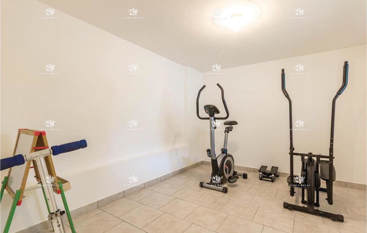 Na prodaj – Družinska hiša s bazenom v Pulju, Valdebek – 220 m² bivalne površine + 400 m² zemljišča!
