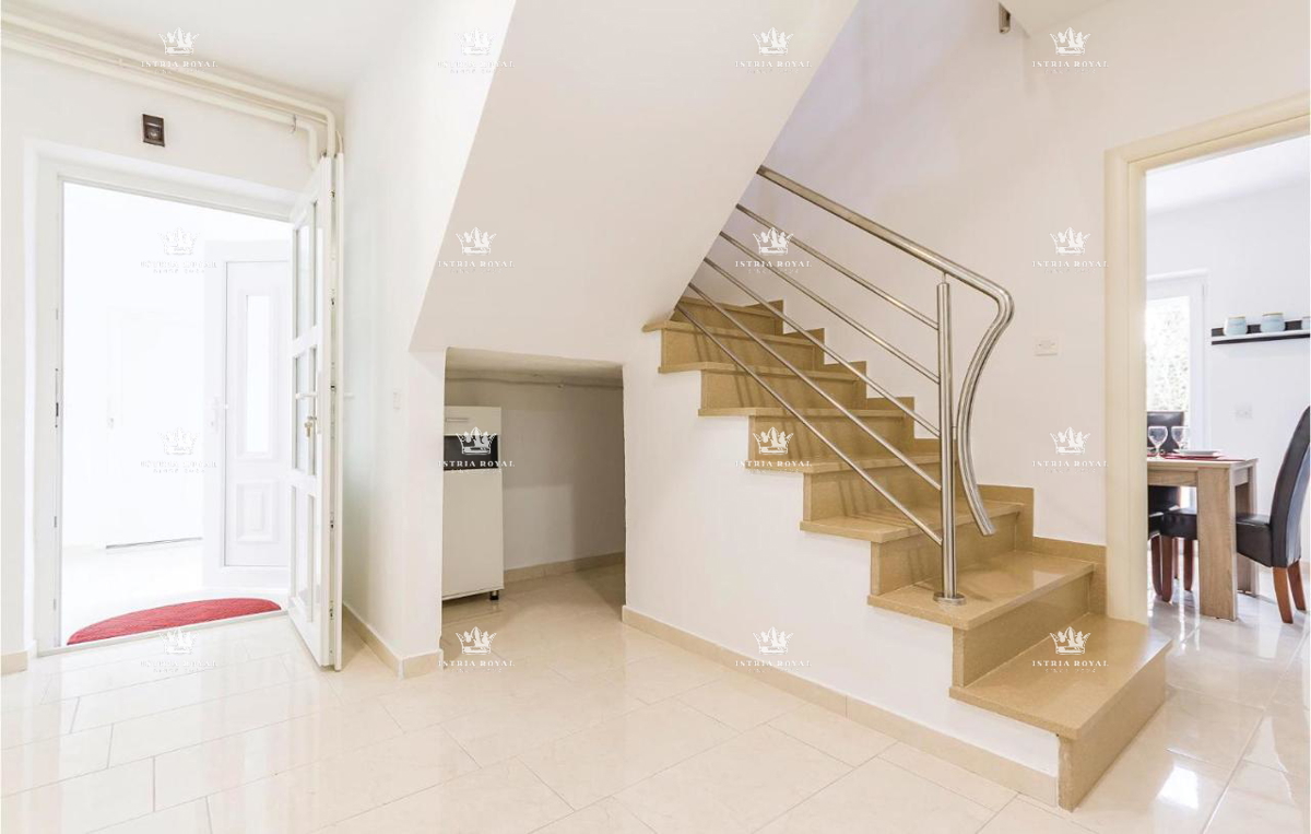 Na prodaj – Družinska hiša s bazenom v Pulju, Valdebek – 220 m² bivalne površine + 400 m² zemljišča!
