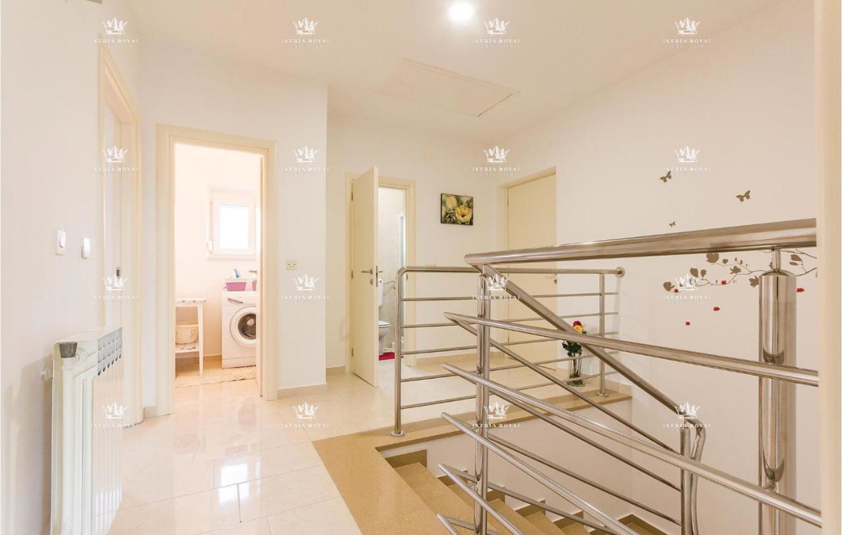 Na prodaj – Družinska hiša s bazenom v Pulju, Valdebek – 220 m² bivalne površine + 400 m² zemljišča!
