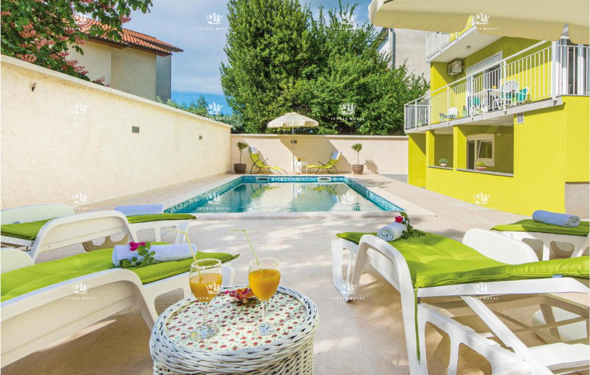 Na prodaj – Družinska hiša s bazenom v Pulju, Valdebek – 220 m² bivalne površine + 400 m² zemljišča!