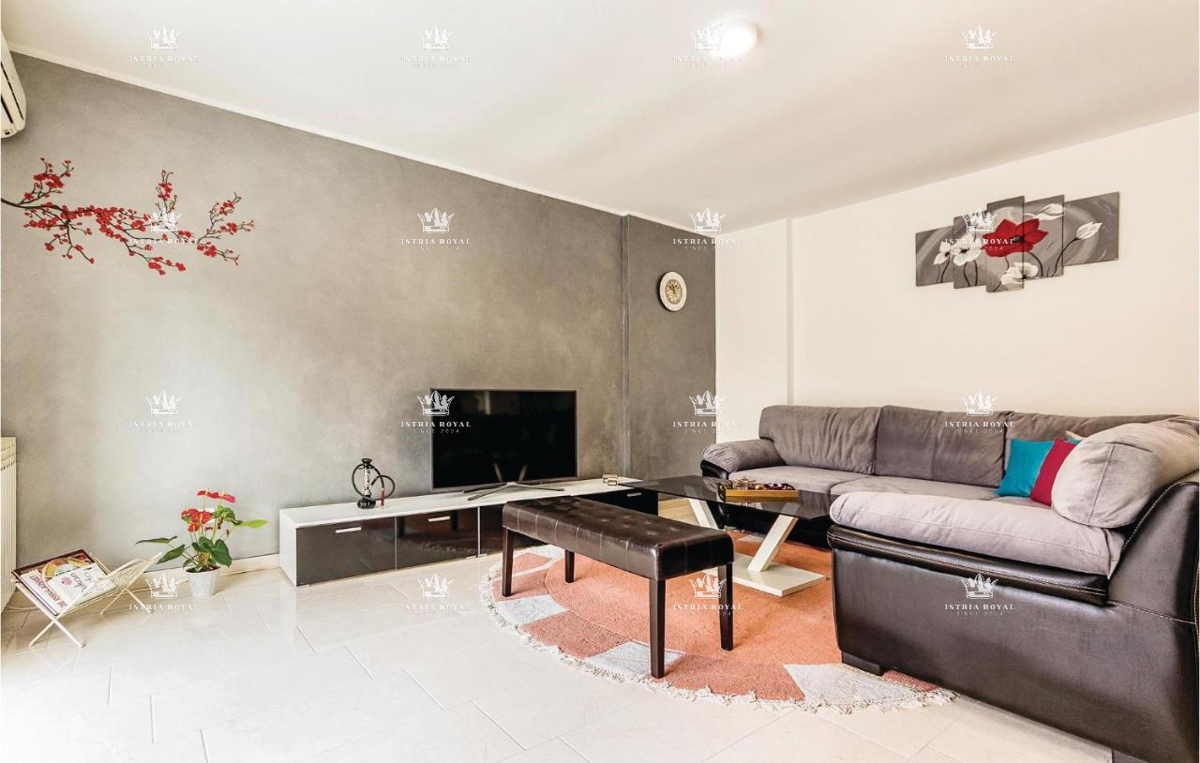 Na prodaj – Družinska hiša s bazenom v Pulju, Valdebek – 220 m² bivalne površine + 400 m² zemljišča!